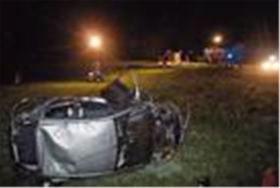 Harte Landung: Das Auto eines 22-Jährigen erleidet Totalschaden. Der Fahrer kommt schwer verletzt ins Krankenhaus.
Foto: Fotomoment