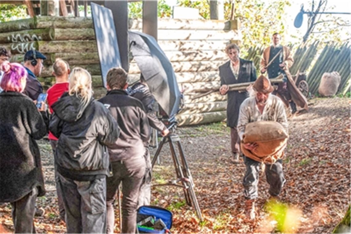 Harte Zeiten für die Fronarbeiter, die an den Eppinger Linien schuften. Darum geht es in dieser Szene, die an der Chartaque gedreht wird. Im Hintergrund zu sehen ist Joe Gales, der einen unnachgiebigen Lageraufseher spielt, vor ihm schleppt Felix Lampert in der Rolle des Johannes Baumaterial. Fotos: Fotomoment