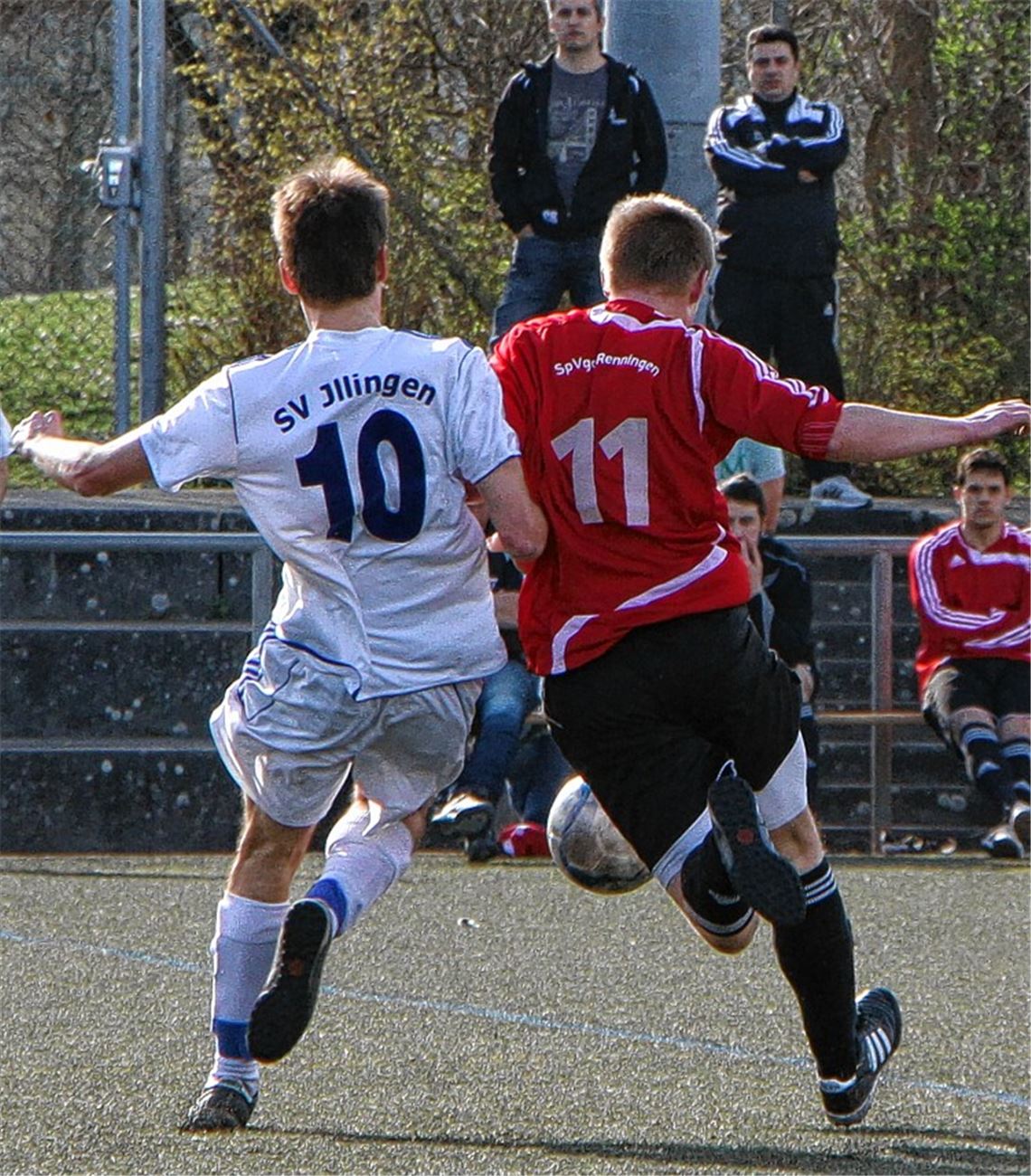 Harter Fight: Aber Illingen (mit Dominik Knödler, li.) hält dem Druck der Renninger (Felix Dietrich) bis zum Schluss stand.  Foto: Eigner
