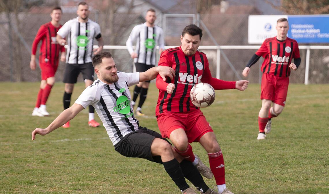 Harter Kampf: Mit 2:1 ringt die SG Ölbronn-Dürrn (in Rot) im Derby die SpVgg Zaisersweiher nieder. Foto: Fotomoment