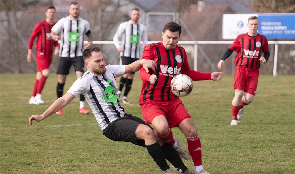 Harter Kampf: Mit 2:1 ringt die SG Ölbronn-Dürrn (in Rot) im Derby die SpVgg Zaisersweiher nieder. Foto: Fotomoment