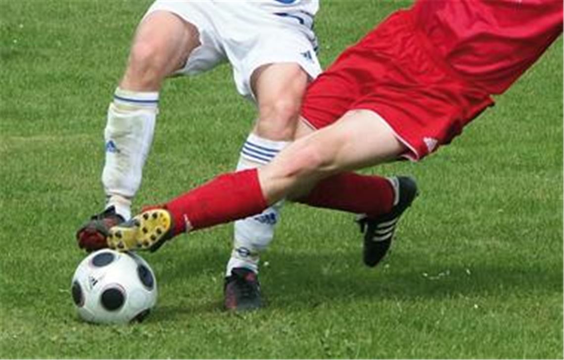 Hartes Einsteigen gehört im Fußball dazu. Grobe Fouls jedoch werden hart geahndet  egal ob die Grätsche auf dem Rasen oder verbale Entgleisungen.
Archivfoto: Fotomoment