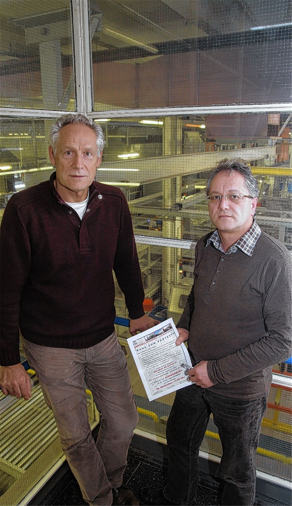 Hartes Ringen um die Arbeitsplätze bei Mahle Behr: Betriebsratschef Dieter Kiesling (re.) und Martin Kunzmann von der IG Metall mit dem Flugblatt, das zur Protestaktion aufruft.