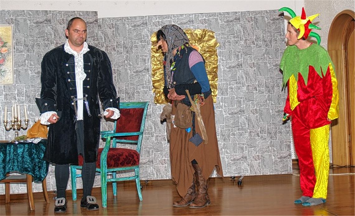 Hartherzig weist Prinz Rosario die Hexe Nirgendwo zurück, die sich ins Schloss geschlichen hat. Die Hofnärrin versucht vergeblich zu vermitteln. Foto: Filitz