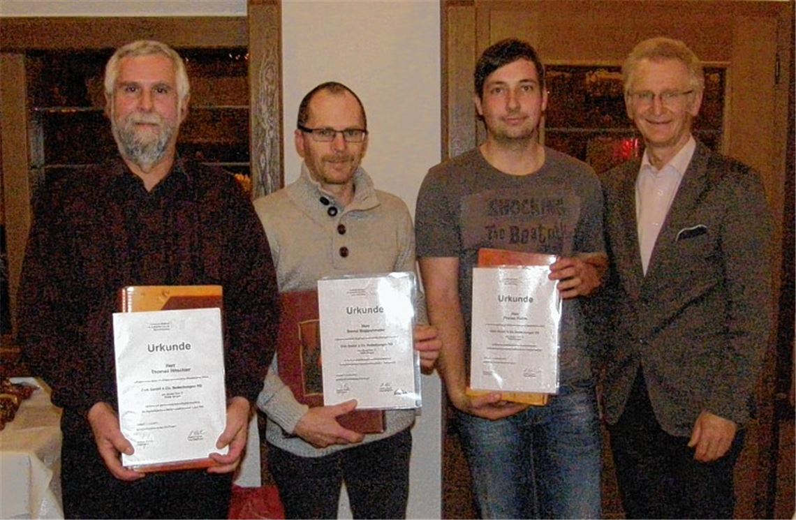 Hartmut Berner (re.) ehrt die treuen Mitarbeiter Thomas Hitschler, Bernd Boppenmaier, Florian Pohle (v. li.). Foto: privat