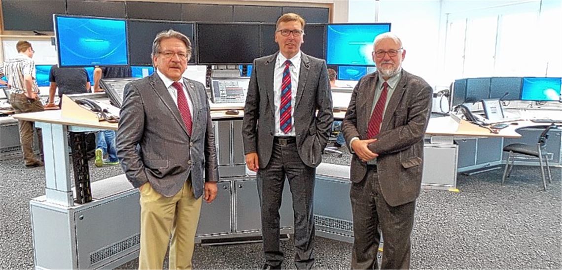 Hartmut Keller von der AOK (Mitte) mit den DRK-Vertretern Professor Dr. Wolfgang Kramer (li.) und Roland Peyer.