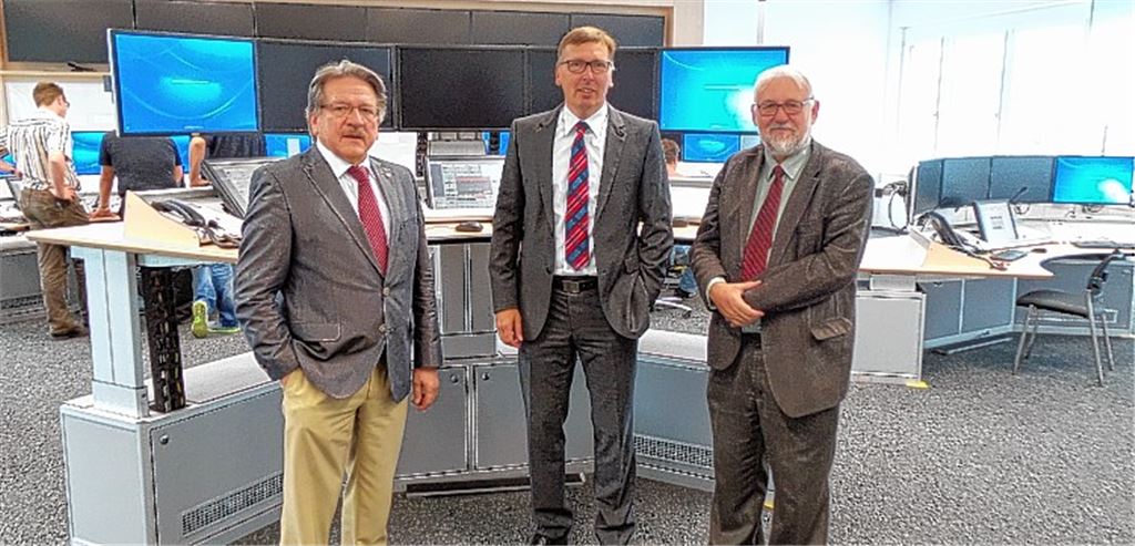 Hartmut Keller von der AOK (Mitte) mit den DRK-Vertretern Professor Dr. Wolfgang Kramer (li.) und Roland Peyer.