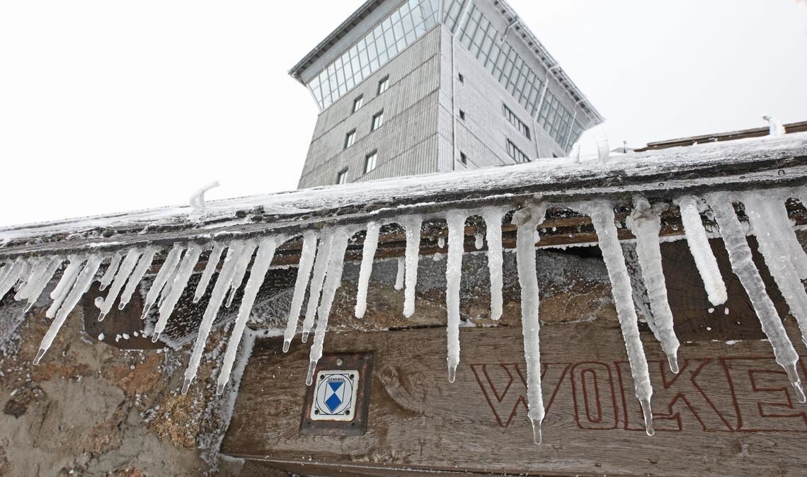 Harz-Brocken: Schnee und Eis prägen das Brockengebiet – Eiszapfen am Wolkenhäuschen