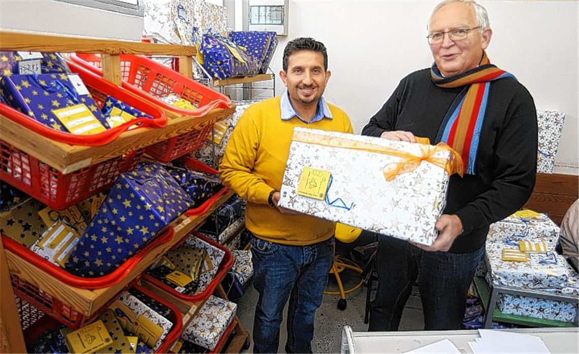 Hasan Özer und Wolfgang Scherrer (re.) vom Lions Club freuen sich: Die Geschenke gehen an Kinder aus bedürftigen Familien.