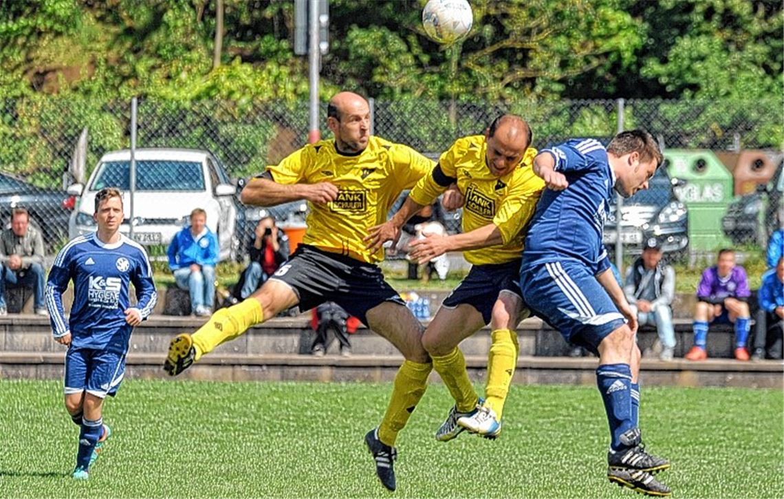 Hat der FV Lienzingen (gelbe Trikots) in seinem ersten Saisonspiel in der Kreisklasse B1 vor heimischer Kulisse die Lufthoheit über den VfB Pforzheim? Spielertrainer Hüsnü Gür (li.) zögert mit der Prognose, weil Absteiger wie die Pforzheimer Mannschaft immer schwer einzuschätzen sind. 