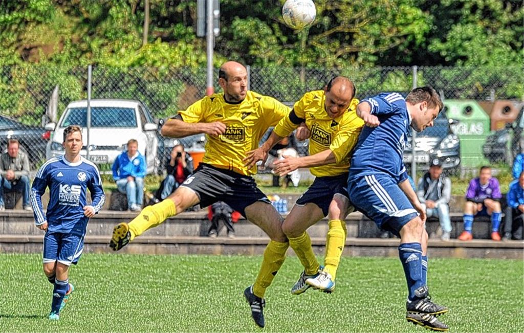 Hat der FV Lienzingen (gelbe Trikots) in seinem ersten Saisonspiel in der Kreisklasse B1 vor heimischer Kulisse die Lufthoheit über den VfB Pforzheim? Spielertrainer Hüsnü Gür (li.) zögert mit der Prognose, weil Absteiger wie die Pforzheimer Mannschaft immer schwer einzuschätzen sind. 