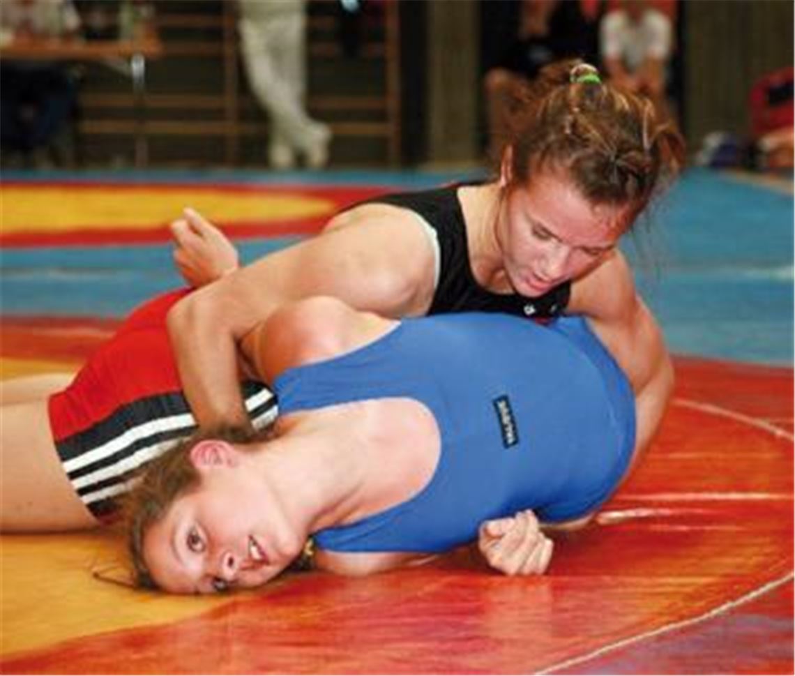 Hat die Verletzung mehr als gut hinter sich gelassen: Die Ringerin Jaqueline Schellin (in rot) vom TV Mühlacker beweist bei der Junioren-EM eindrucksvoll, dass sie wieder in Top-Form ist. Foto: Archiv