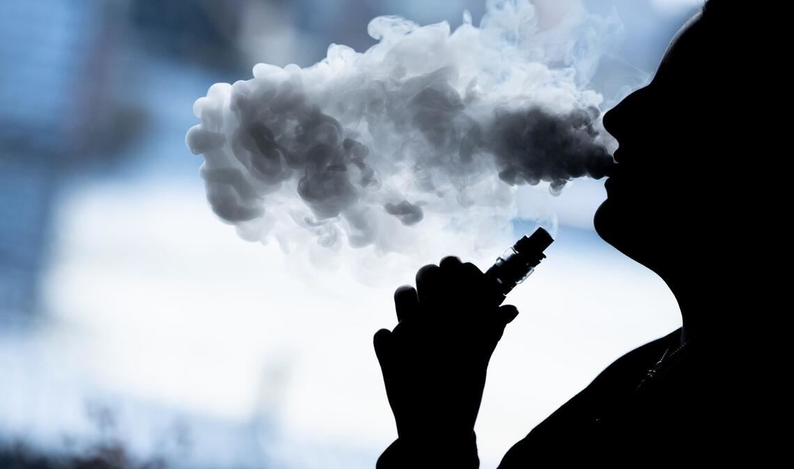 Hat diese Vaperin gerade einen der 13 umstrittenen Inhaltsstoffe inhaliert? Die Wahrscheinlichkeit ist hoch. (Symbolbild)