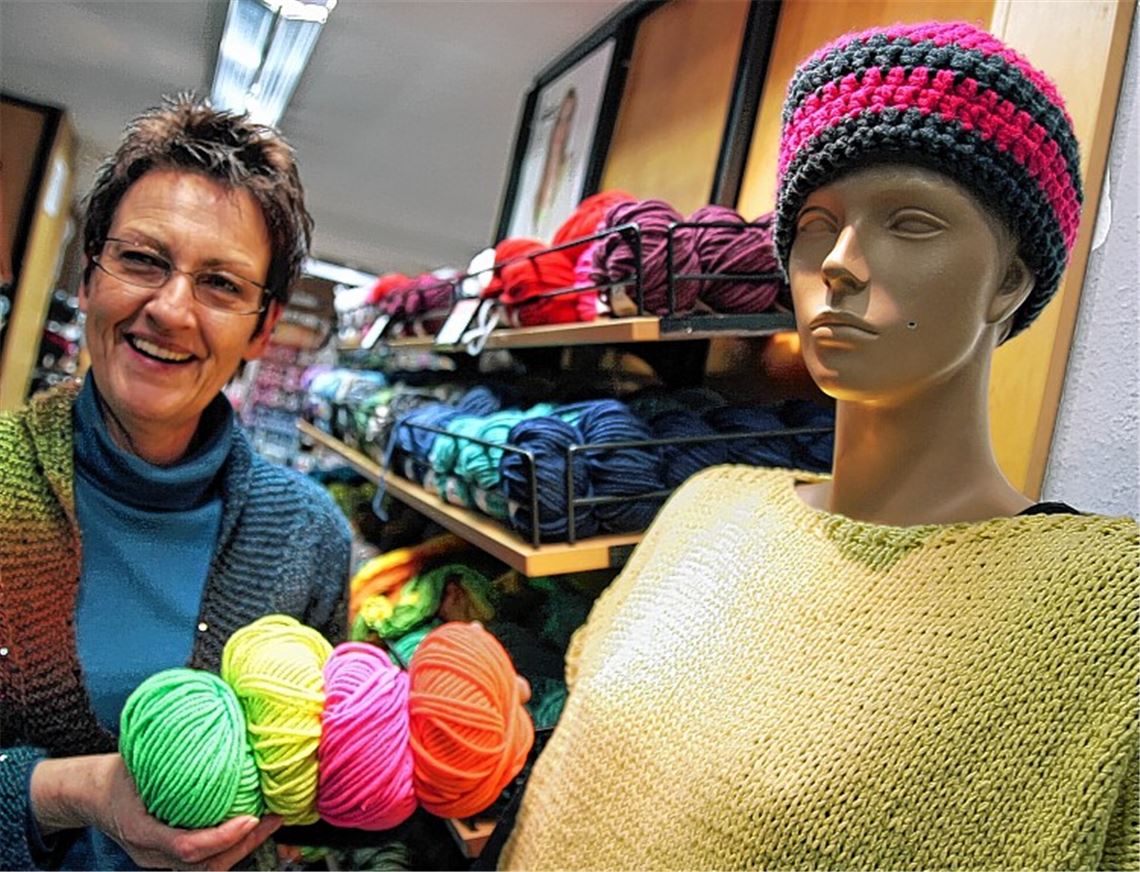 Hat einen Boshi-Prototyp angefertigt und zeigt auch gleich ein paar Farbbeispiele: Wolle-Rödel-Mitarbeiterin Rosemarie Weiss. Foto: Roth