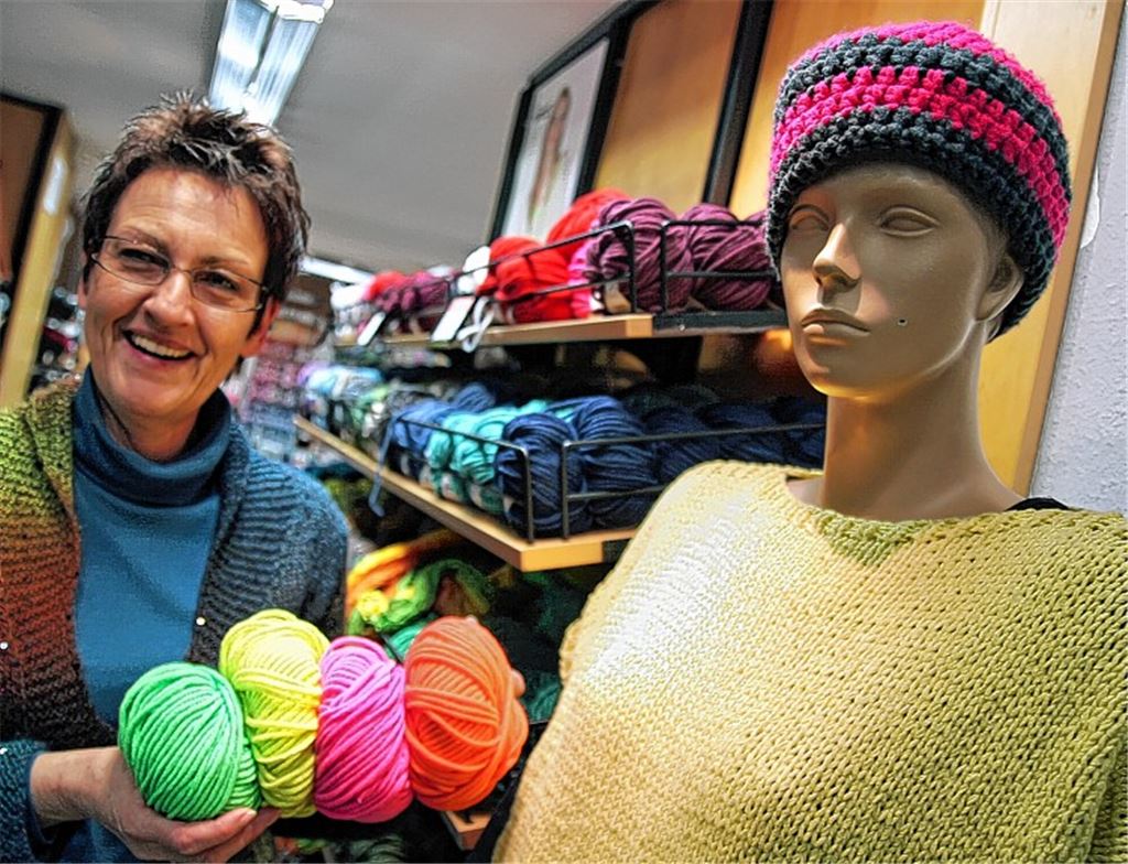 Hat einen Boshi-Prototyp angefertigt und zeigt auch gleich ein paar Farbbeispiele: Wolle-Rödel-Mitarbeiterin Rosemarie Weiss. Foto: Roth