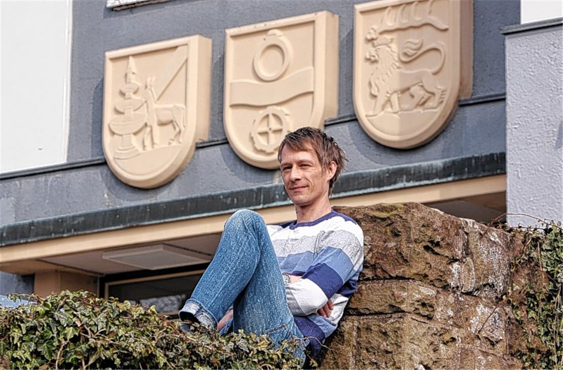 Hat es sich schon einmal vor dem Uhlandbau bequem gemacht: Jeremy Lynn Hughes will eine Comedybühne in Mühlacker ins Leben rufen.