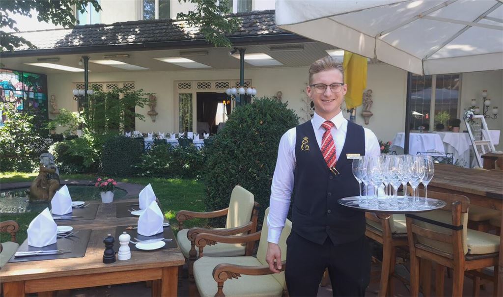 Hat großen Spaß an seinem Beruf: Malte Stüber gehört zur Mannschaft des Fünf-Sterne-Hotels „Erbprinz“ mit seiner Sterne-Gastronomie in Ettlingen. Foto: Lösel