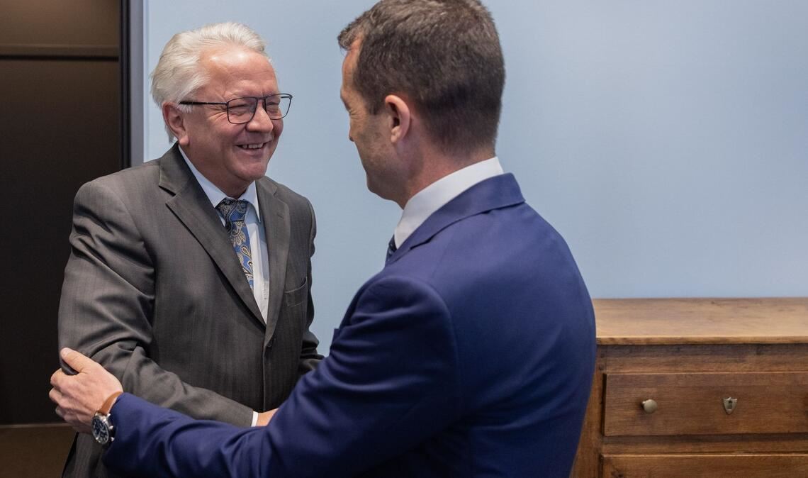 Hat gut Lachen: Rheinmetall-Chef Armin Papperger begrüßt Indra-Chef Ángel Escribano.