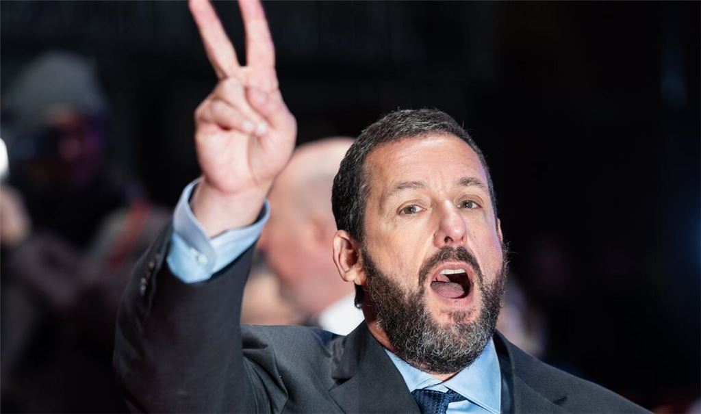 Hat gut lachen und Grund für eine Siegerpose: Adam Sandler ist mit "Happy Gilmore 2" ein erfolgreiches Sequel gelungen. (Archivbild)