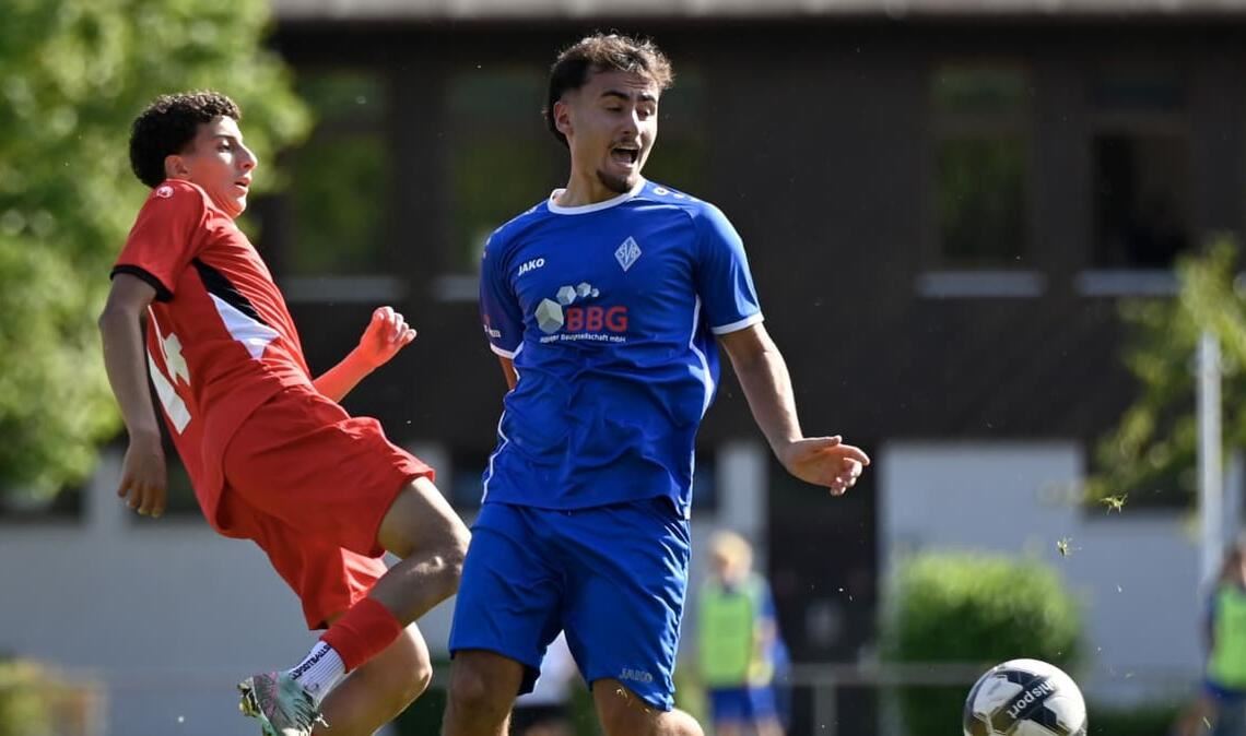 Hat seine Sache in der ungewohnten Rolle als Sechser gut gemacht: Doch jetzt droht bei der SV Böblingen auch ein Ausfall von Kosmas Gkiagkiaev (rechts).