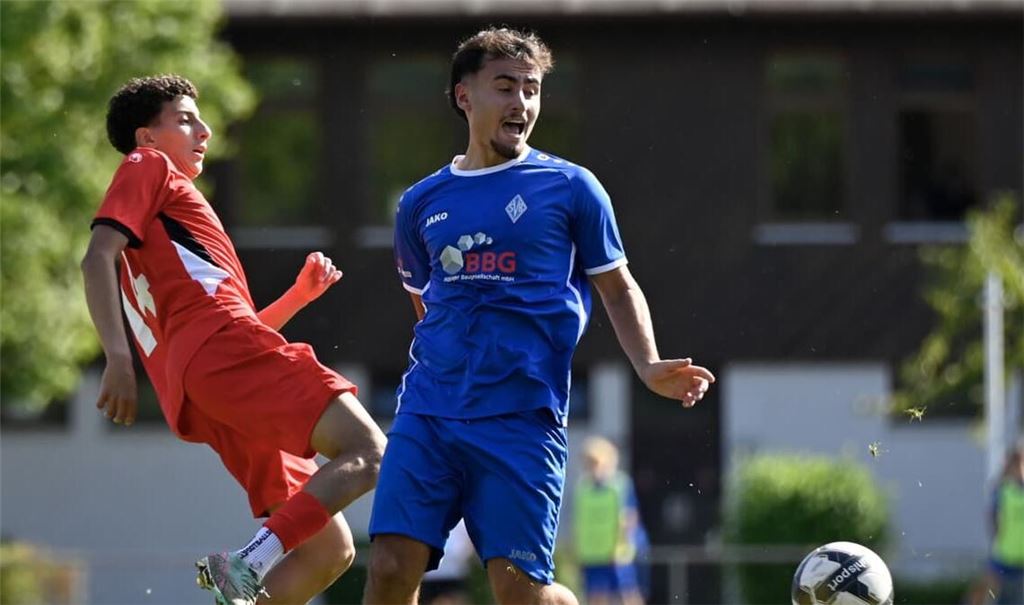 Hat seine Sache in der ungewohnten Rolle als Sechser gut gemacht: Doch jetzt droht bei der SV Böblingen auch ein Ausfall von Kosmas Gkiagkiaev (rechts).