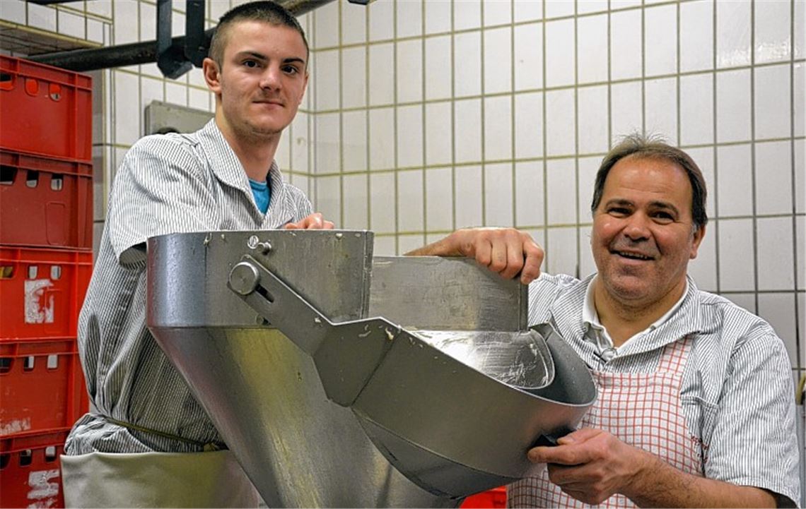 Hat über das Projekt „carpo“ endlich den Ausbildungsberuf gefunden, der ihm gefällt: Thomas Oberst mit seinem Chef Fritz Staib.