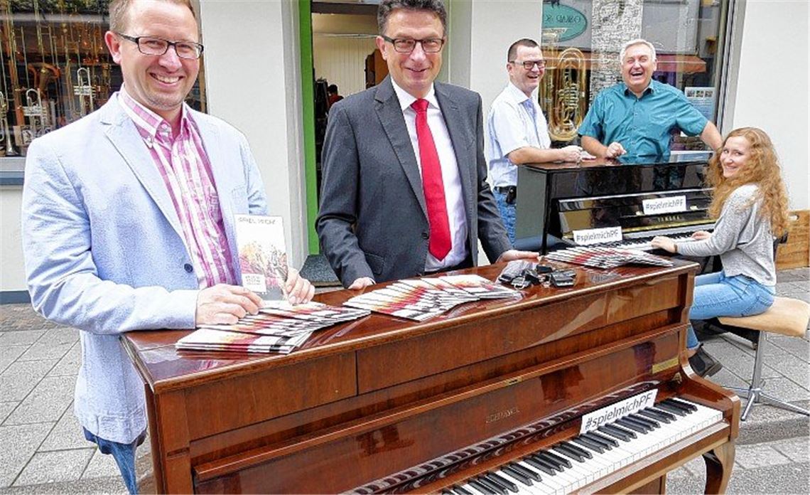 13 Pianos laden zum Spielen ein