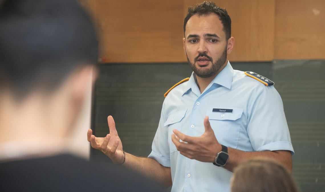 Hauptmann Karim Yacout ist Jugendoffizier bei der Bundeswehr und sagt: Die Truppe müsse zeigen, dass sie sich im Ernstfall verteidigen könne. Fotos: Fotomoment