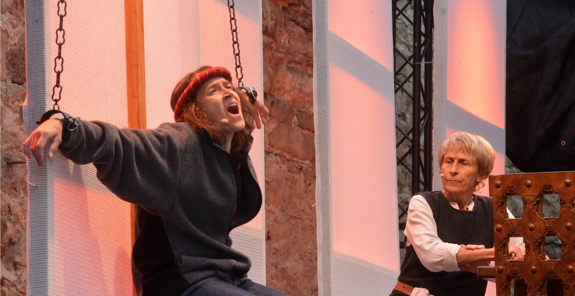 Hauptprobe im Regen: Am Samstag erwartet Besucher in der Burgruine die Premiere des Stücks „Projekt Universus“. Fotos: Stahlfeld