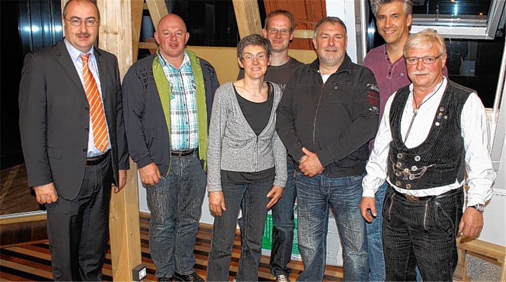 Hauptreferent Daniel Deutzer von der Sozialkasse der Bauwirtschaft (li.) und die geehrten Innungsmitglieder mit Innungsobermeister Waldemar Lampert. Foto: privat