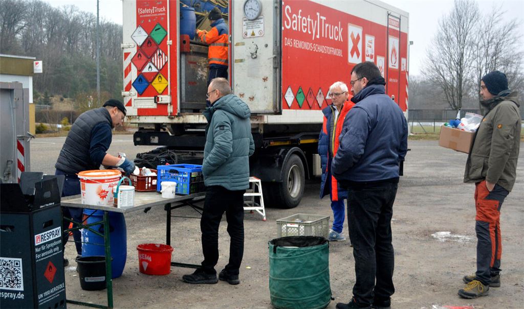 Hauptsächlich werden Farben, Lacke und Dispersionsfarben abgegeben: Das Schadstoffmobil macht erstmals auf dem Parkplatz des Maulbronner Sportzentrums Station. Fotos: Stahlfeld