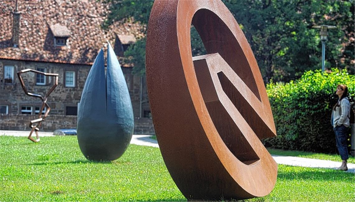 „Haus am Rad“ (v.re.) von Werner Pokorny, eine Skulptur ohne Titel von Andrea Zaumseil und „Dyrill“ von Robert Schad ziehen bisher die Blicke der Klosterbesucher auf sich.