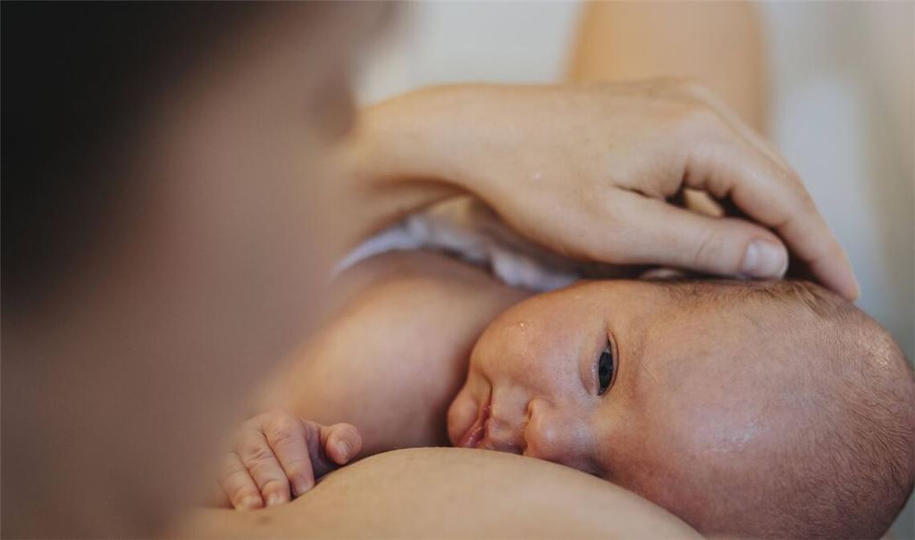 Hausgeburten oder gar „Alleingeburten“ bringen ein erhöhtes Risiko mit sich (Symbolbild/Archiv) – erst eine halbe Stunde nach der Niederkunft soll der Notarzt gerufen worden sein.
