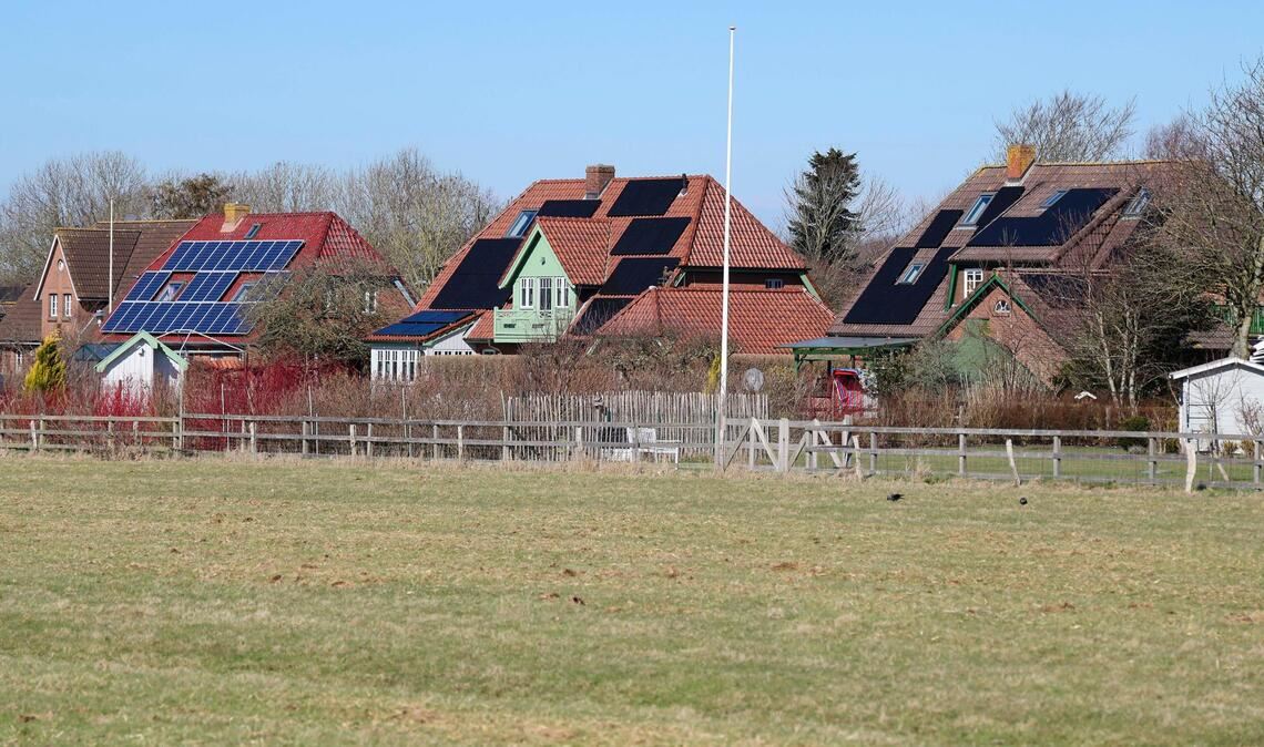 Haushalte mit PV-Anlagen sollen sich künftig stärker an der Netzfinanzierung beteiligen. (Symbolbild)