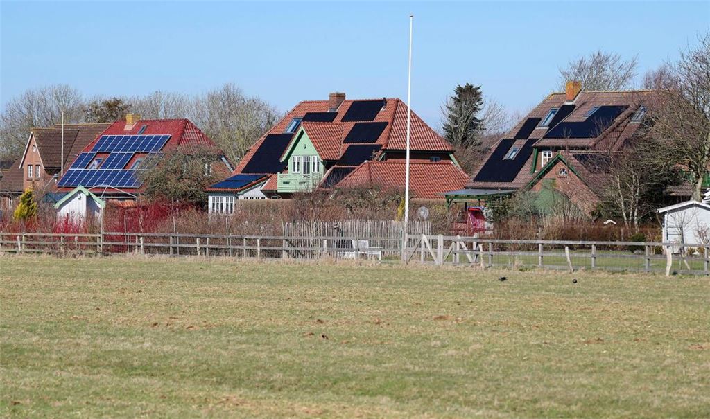 Haushalte mit PV-Anlagen sollen sich künftig stärker an der Netzfinanzierung beteiligen. (Symbolbild)