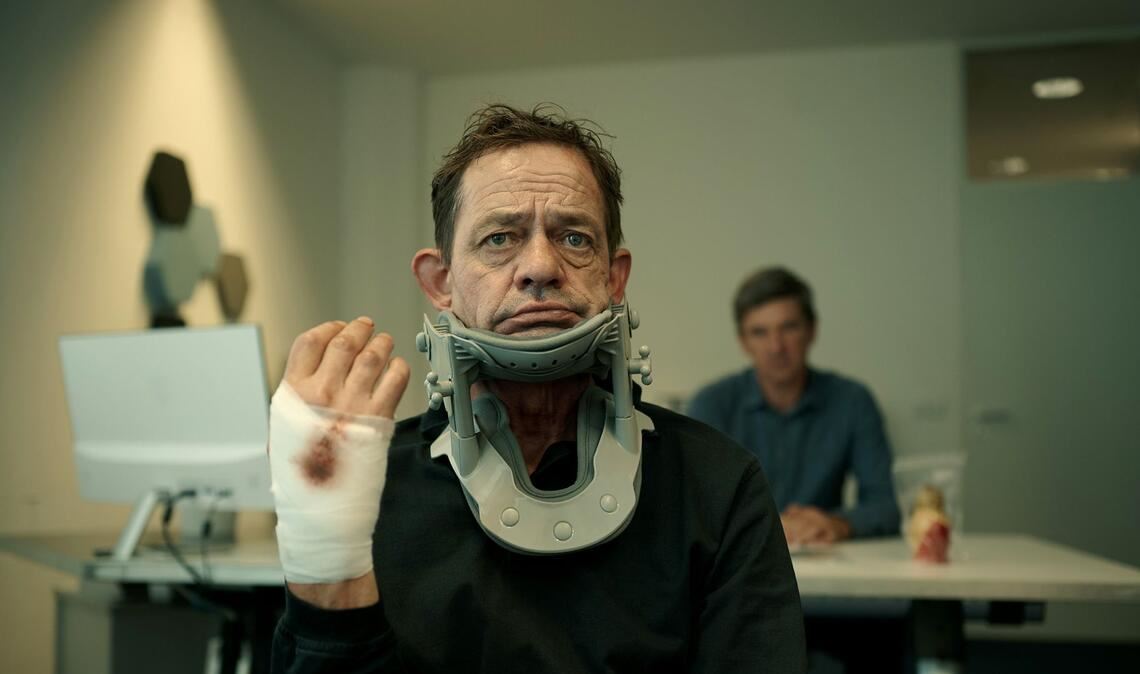 Hausmeister Trojanowitz (Henning Peker) hat’s schwer getroffen – und dann muss er auch noch ins Verhör!