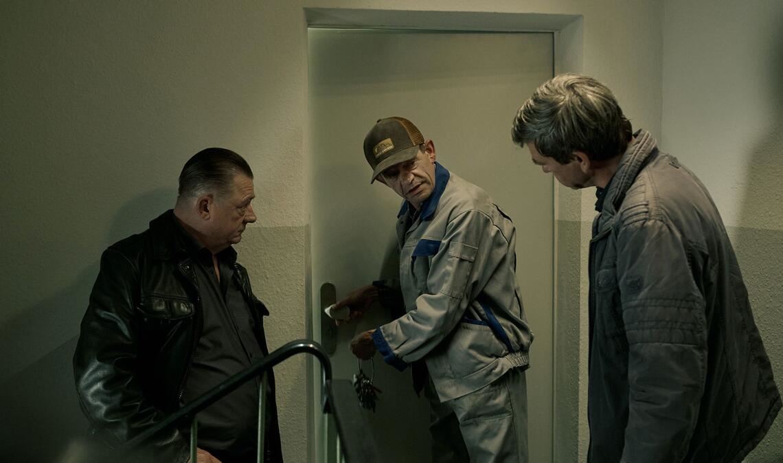 Hausmeister Trojanowitz weiß, wie sich Haustüren öffnen lassen.