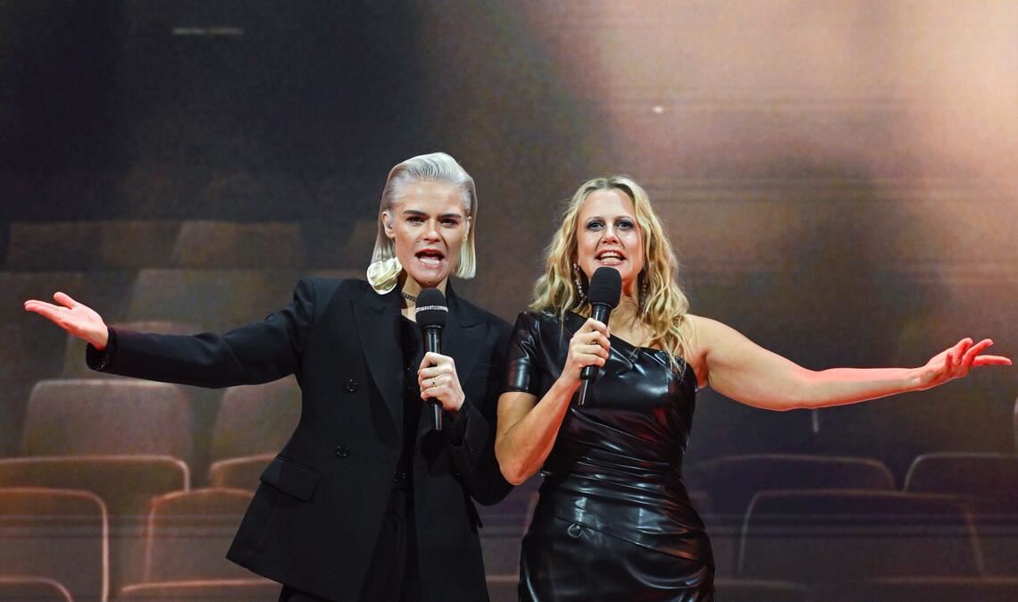 Hazel Brugger (links) moderierte die Show gemeinsam mit Barbara Schöneberger.