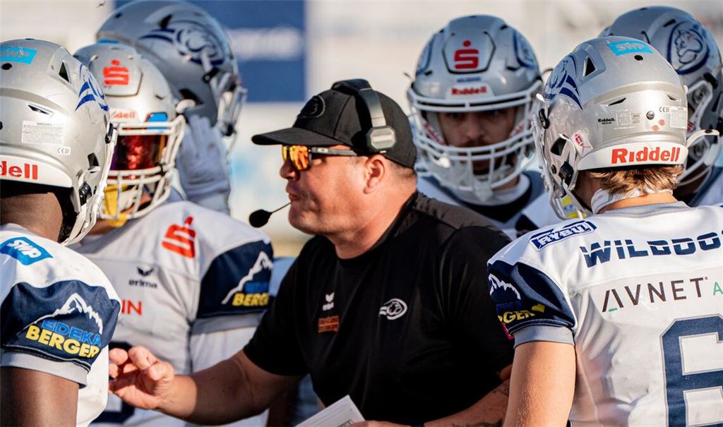 Headcoach Michael Lang (Mitte) und die Pforzheim Wilddogs blicken auf eine starke Saison zurück, die sie erstmals bis ins Halbfinale der GFL-Playoffs führte.Foto: David Congedo