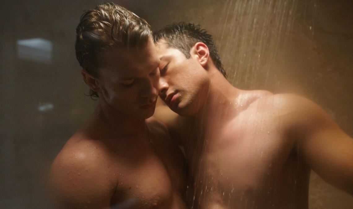 Heated, aber hier nicht in Rivalry:  die Eishockeyspieler Ilya Rozanov (Connor Storrie, l.) und Shane Hollander (Hudson Williams)