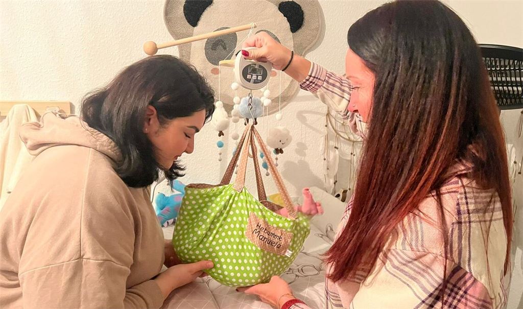 Hebamme Manuela Fischer (re.) schaut gemeinsam mit der Mutter nach dem Gewicht des kleinen Aurelio Malik aus Mühlacker. Foto: privat