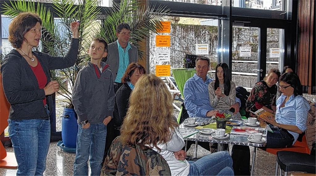 Heckengäuschulleiterin Monika Becker (li.) steht Eltern beim Infonachmittag Rede und Antwort zur Gemeinschaftsschule.