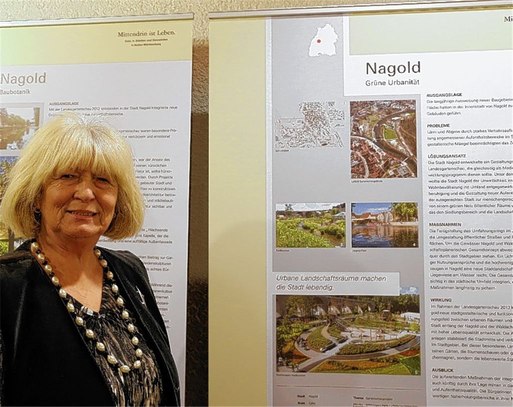 Hedwig Gemmrig informiert sich über die Ausstellung zu Grün in Kommunen. Foto: Recken