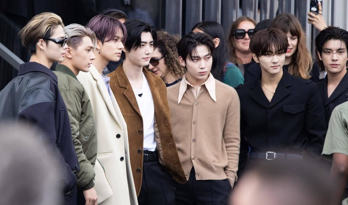 Heeseung (3.v.l.) verließ die Band ENHYPEN überraschend.