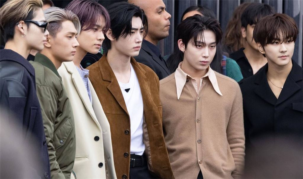 Heeseung (3.v.l.) wird die Band ENHYPEN verlassen.