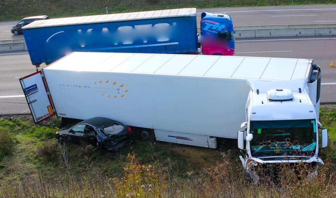 Heftige Karambolage auf der A8: Ein Lkw ist in ein Auto geprallt.Foto: Einsatz-Report 24