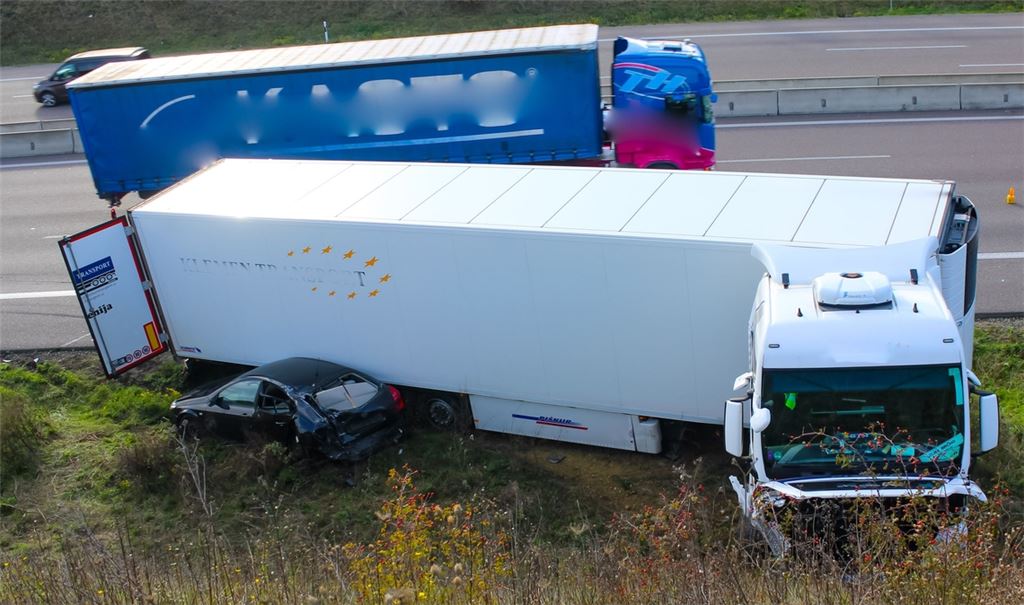 Heftige Karambolage auf der A8: Ein Lkw ist in ein Auto geprallt.Foto: Einsatz-Report 24