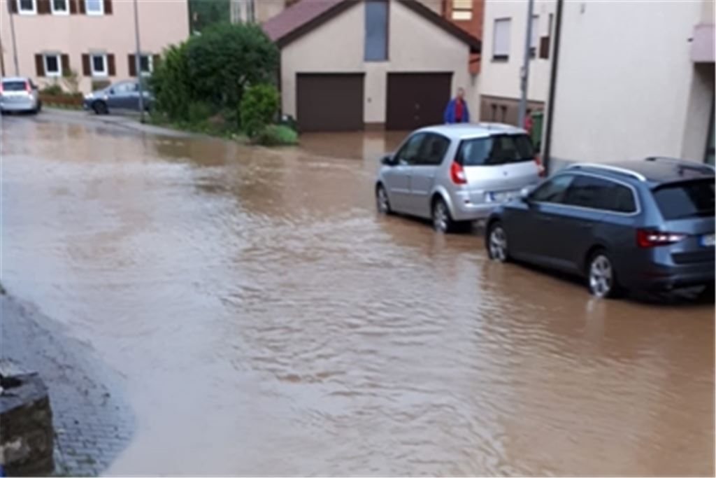 Heftiger Regen setzt in Lomersheim Straßen unter Wasser. Foto: privat