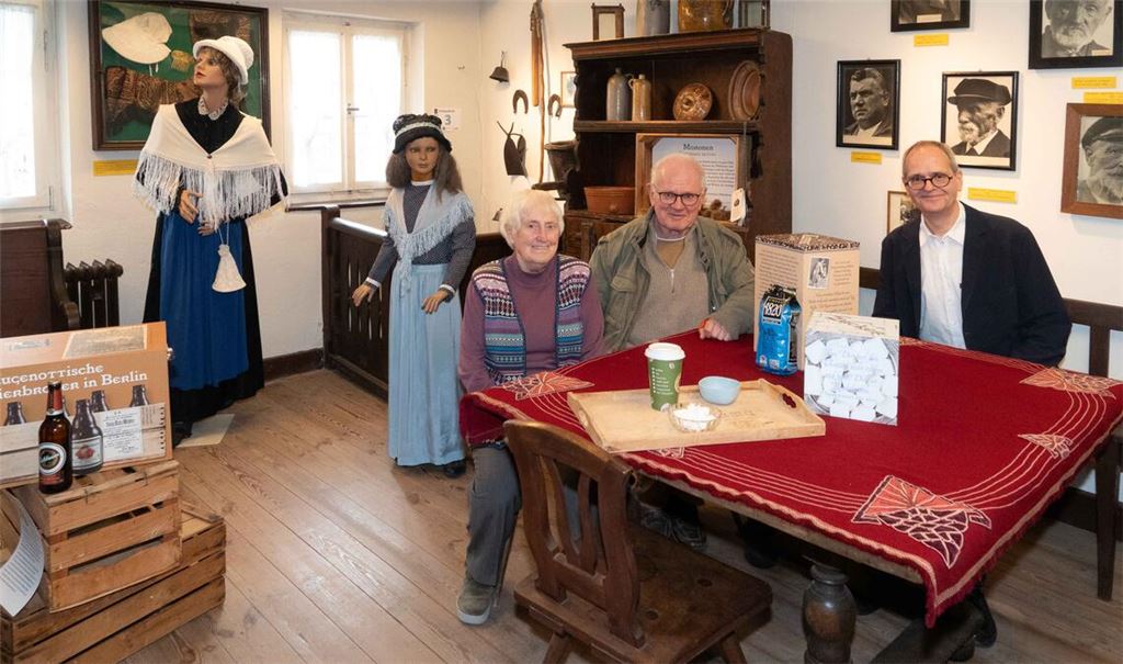 Heide Boger (v.li.), Albert de Lange und Marc Steeger-Ballbach freuen sich über die neue Ausstellung. Foto: Volz