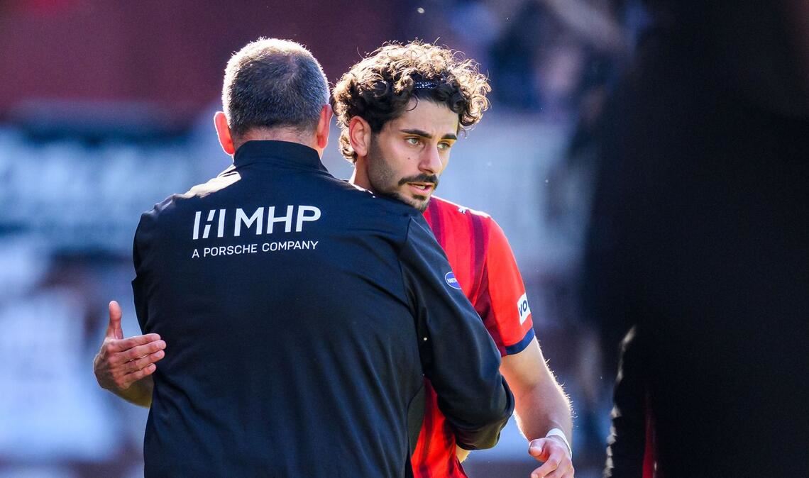 Heidenheim-Profi Eren Dinkci mit Trainer Frank Schmidt.
